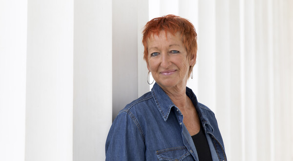 Eva Rossmann, Krimiautorin präsentiert ihren kulinarischen Kurzkrimi Wer fastet, stirbt länger beim Krimifest Kufstein Eva Rossmann, Buchautorin