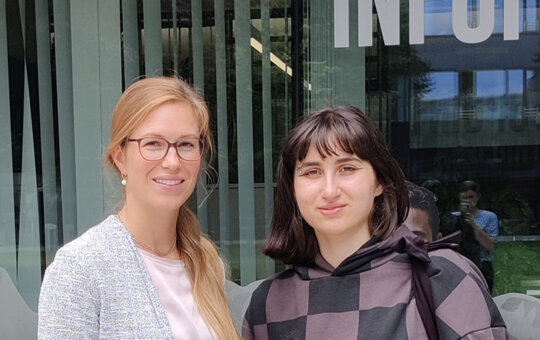 Nino, the Georgian student feels visibly at home in Kufstein and reports on her unforgettable semester at the FH Kufstein Tirol (in the picture on the left with the head of the International Relations Office and International Program Manuela Osterauer, on the right).